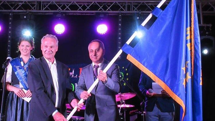 Oberbürgermeister Frank Rebhan übergab beim Eröffnungsabend des 40. Neustadt-Treffens an Bürgermeister Mariusz Dziuba von Nowe Miasto nad Pilica die "Neustadt in Europa-Fahne". Foto: Dieter Seyfarth