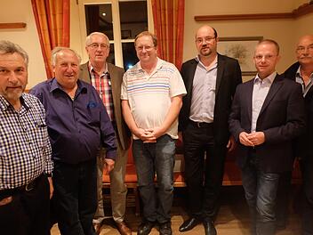 Der neue Vorstand: Erich Fries, Reiner Reuß, Anton Bauernschubert, Stefan Saal, Sebastian Scheder (Bezirksvorsitzender), Dietmar Kirchner, Franz-Peter Jörg. Fotos: Bauernschubert