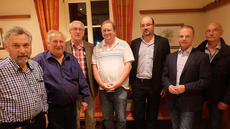 Der neue Vorstand: Erich Fries, Reiner Reuß, Anton Bauernschubert, Stefan Saal, Sebastian Scheder (Bezirksvorsitzender), Dietmar Kirchner, Franz-Peter Jörg. Fotos: Bauernschubert