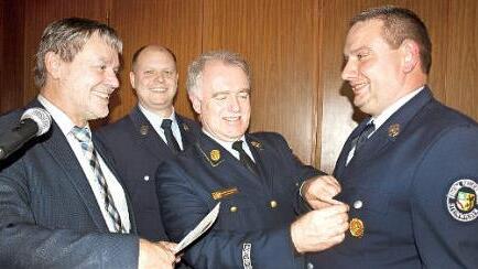 Kreisbrandrat Joachim Ranzenberger (2. von rechts) gratuliert Roland Schneider (rechts) und Andreas Klinger (2. von links) zusammen mit stellvertretendem Landrat Gerhard Wunder zum staatlichen Ehrenzeichen in Silber für 25 Jahre aktiven Dienst.