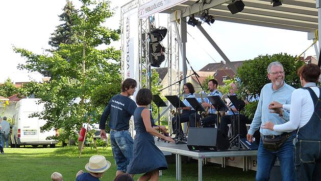 Ein T&auml;nzchen auf der Wiese mit dem Big-Band-Sound der Bundespolizei in den Ohren: So l&auml;sst es sich Gro&szlig; und Klein auf der B&ouml;hmerwiese gutgehen.  Alle Fotos: Julian Megerle