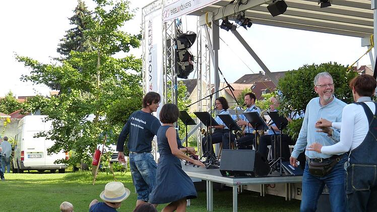 Ein Tänzchen auf der Wiese mit dem Big-Band-Sound der Bundespolizei in den Ohren: So lässt es sich Groß und Klein auf der Böhmerwiese gutgehen.  Alle Fotos: Julian Megerle