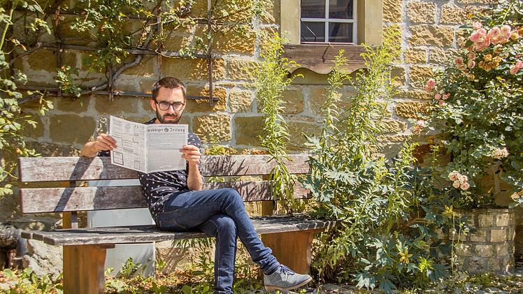 Der Reporter während einer idyllischen Lektüre der Coburger Zeitung vom 16. Juli 1902. Foto: Mirjam Stumpf