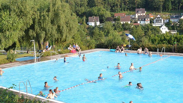 Seit  Mitte Mai darf im Maßbacher Freibad wieder geplanscht werden. Foto: Isolde Krapf
