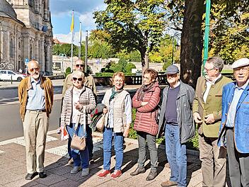 Das Foto zeigt den Historiker Thomas Heiler und die Besuchergruppe des Kreisverband-Arbeitskreises der CSU für Schule, Bildung und Sport.