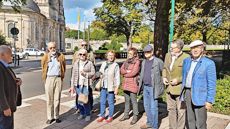 Das Foto zeigt den Historiker Thomas Heiler und die Besuchergruppe des Kreisverband-Arbeitskreises der CSU für Schule, Bildung und Sport.
