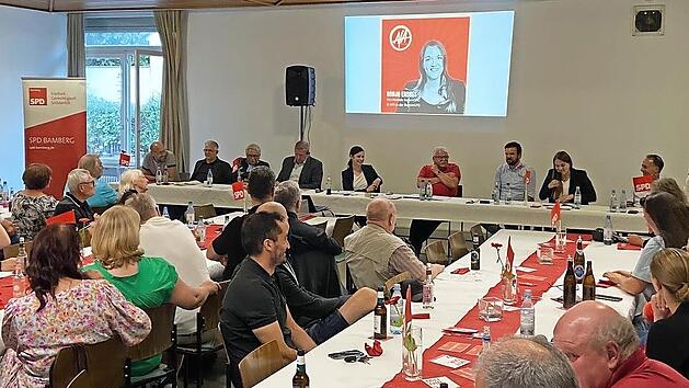 Die Arbeitsgemeinschaft f&uuml;r Arbeit bei der Podiumsdiskussion bei der SPD Bamberg