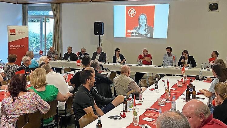 Die Arbeitsgemeinschaft für Arbeit bei der Podiumsdiskussion bei der SPD Bamberg