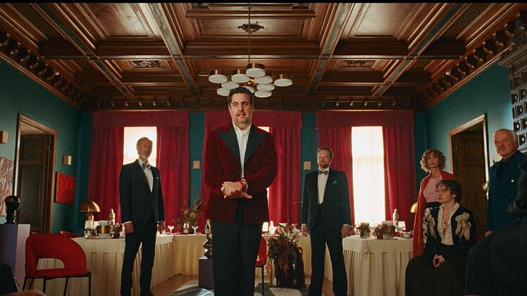 "Kommissar" Fabian (Bastian Pastewka) hat - Genre-typisch - alle Verd&auml;chtigen in einem Raum versammelt. Wird er nun die L&ouml;sung des R&auml;tsels enth&uuml;llen?