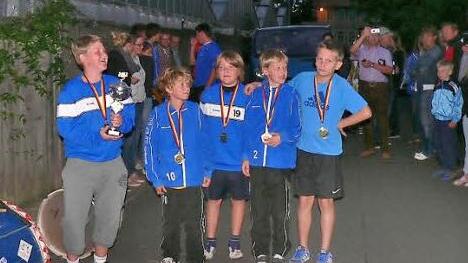 Einen großen Bahnhof erhielt der neue Deutsche U12-Meister aus Segnitz am Sonntagabend am Sportheim des TVS.