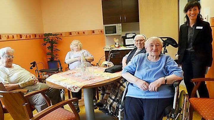 Tatjana Gossen (rechts)  ist Altenpflegerin im Seniorenzentrum St. Elisabeth. Für ein paar nette Worte am "Frauenstammtisch"  sollte im Alltag Zeit sein. Aber diese Zeit reicht eben nicht, beklagte die neue Heimleiterin Karina Scholz. Deswegen  stellt die Arbeit der Mitglieder des sozialen Arbeitskreises, welche die Senioren regelmäßig besuchen,  eine große Hilfe dar. Archivfoto: Johanna Krause