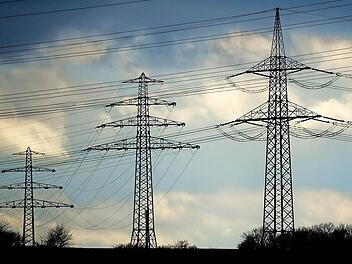 Der Landkreis Bad Kissingen nimmt Stellung zu den Plänen des Netzausbaus. Foto: Julian Stratenschulte/dpa