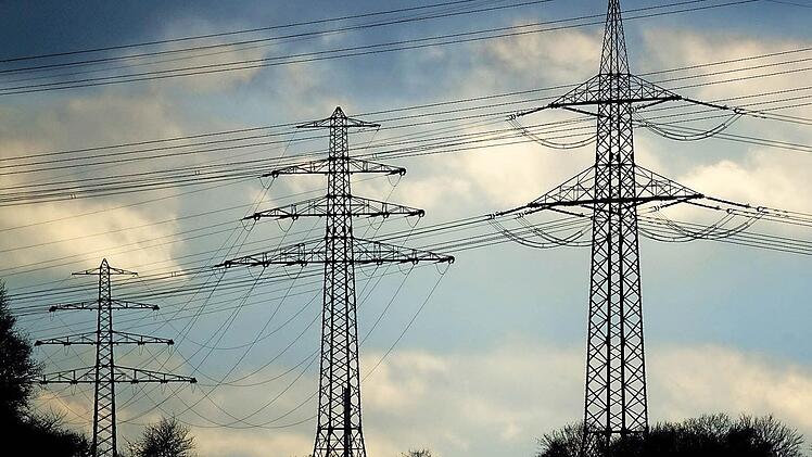 Der Landkreis Bad Kissingen nimmt Stellung zu den Plänen des Netzausbaus. Foto: Julian Stratenschulte/dpa