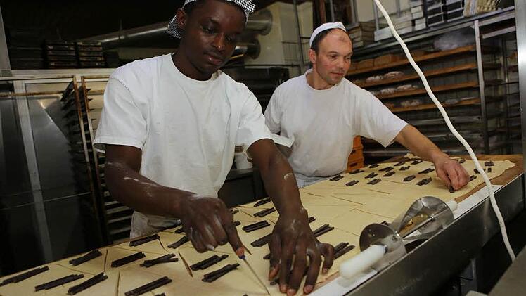 Ein Beispiel daf&uuml;r, wie es funktionieren kann: Der junge Ibrahim Bah aus Sierra Leone wird in Bamberg zum B&auml;cker ausgebildet.  Foto: Barbara Herbst