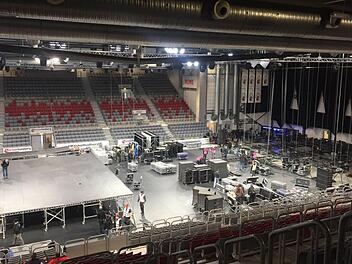 Hier war noch nicht alles fertig in der Brose Arena, am Sonntag, dem Haupt-Aufbautag für das "Fanta 4"-Konzert.  Foto: Gaby Heyder