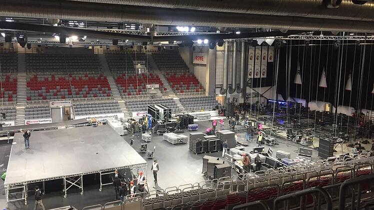 Hier war noch nicht alles fertig in der Brose Arena, am Sonntag, dem Haupt-Aufbautag für das "Fanta 4"-Konzert.  Foto: Gaby Heyder
