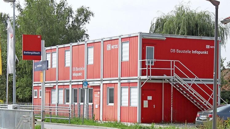 Der Infopunkt am Breitengüßbacher Bahnhof ist in dieser Containeranlage untergebracht