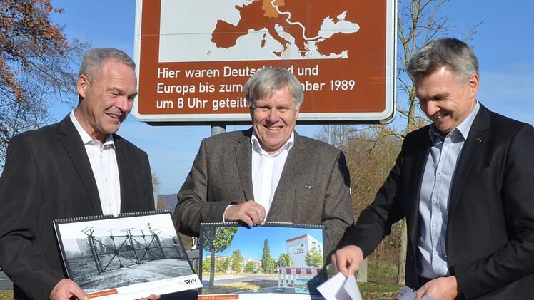 Frank Rebhan, Peter Soyer und Heiko Voigt (von links) zeigen den gemeinsam gestalteten Kalender.Rainer Lutz