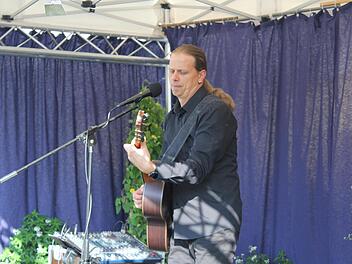 Stefan Eichner, "das Eich", spielte im Garten der Kultur.werk.stadt Songs von Reinhard Mey. Foto: Alexandra Kemnitzer