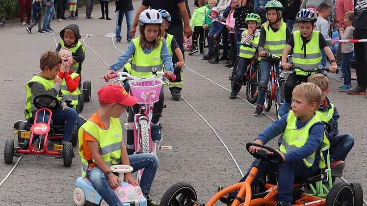 Was viele Autofahrer nicht können, ist für die Kinderfeuerwehr kein Problem: Die Rettungsgasse.