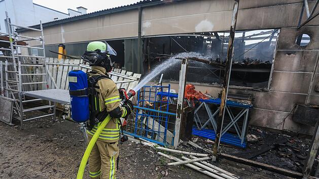 Gro&szlig;brand einer Fabrikhalle in Michelau