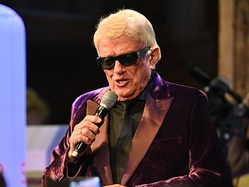 Heino ist neuerdings Ballermann-Star, und das bleibt künftig auch. Seinen Vertrag mit der Party-Disko "Bierkönig" hat der Schlagersänger um mehrere Jahre verlängert.