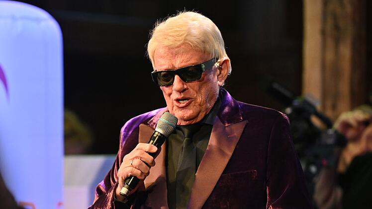 Heino ist neuerdings Ballermann-Star, und das bleibt künftig auch. Seinen Vertrag mit der Party-Disko "Bierkönig" hat der Schlagersänger um mehrere Jahre verlängert.