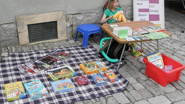 Spiele und Bücher wurden beim Flohmarkt angeboten. Foto: Rainer Fritsch