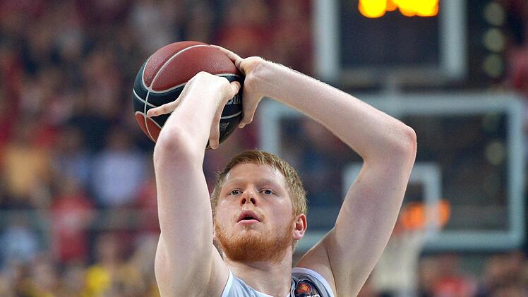 Der Bamberger Philipp Neumann wirft einen Freiwurf. Foto: David Ebener/dpa