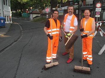 Luigi Negro (l.) und Thomas Gerstner (r.) haben dem Bergreporter gezeigt, was es heißt, die Stadt wieder sauber zu machen.  Foto: Richard Sänger