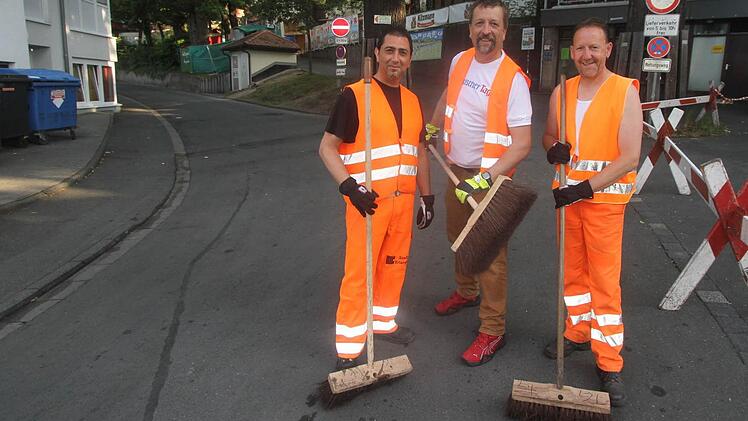 Luigi Negro (l.) und Thomas Gerstner (r.) haben dem Bergreporter gezeigt, was es heißt, die Stadt wieder sauber zu machen.  Foto: Richard Sänger