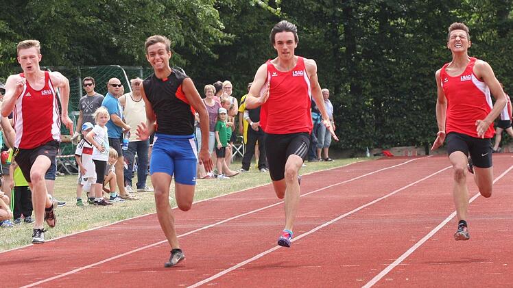 Für die jungen Sprinter des TSV Münnerstadt ging es in Rottershausen über 100 Meter um die Staffelplätze bei den Deutschen U-18-Meisterschaften. Von links: Clemens Schmitt, Jonathan Laik, Timo Reinhart und Noa Fell. Am Mikrofon der Rottershäuser Leichtathletik-Chef Richard Erhard, der das beliebte Meeting seit nunmehr 40 Jahren organisiert.