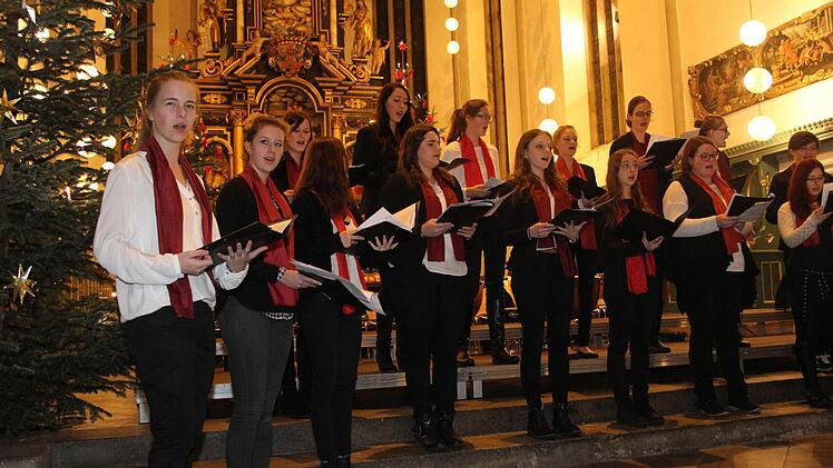 Das Vokalensemble nahm die Melodie von Jingle Bells auf und sang eine Version des bekannten Liedes.
