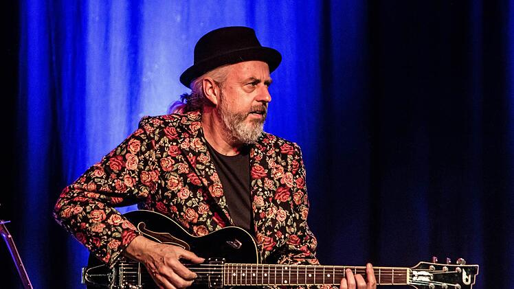 William Mackenzie begleitete Nessi Tausendschön bei ihrem Auftritt im "Schwarzen Bären". Foto: Jochen Berger