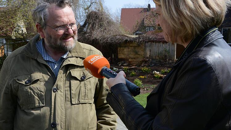 Kollegin Patricia Wagner von Radio Plassenburg kommt uns beim Traumgarten-Projekt besuchen; hier im Gespräch mit Friedhelm Haun. Foto: Dagmar Besand