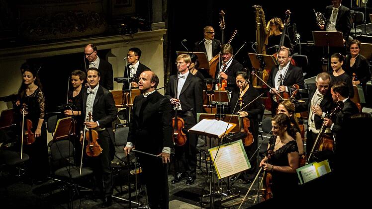 Unter der Leitung von Roland Kluttig brillierte das Philharmonische Orchester beim Sinfoniekonzert unter dem Motto "Bekenntnisse" im Landestheater. Foto: Jochen Berger