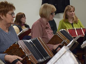 Das Bandonion-Orchester probt lange und ausgiebig, denn dem Bayerischen Rundfunk entgeht kein falscher Ton. Foto: Daniela Pondelicek