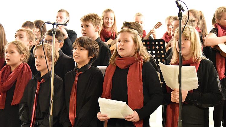 Mit einem Weihnachtsmedley begleitet auf Ukuleles stiegen die fünften Klassen in den vorweihnachtlichen Abend ein. Foto: Gabi Arnold