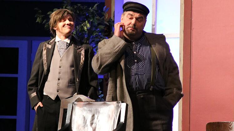 Joachim Böhm (rechts) als Vater Alfred Doolittle erschleicht sich zunächst fünf Pfund von Professor Higgins (Martin Besold). Foto: Klaus Klaschka