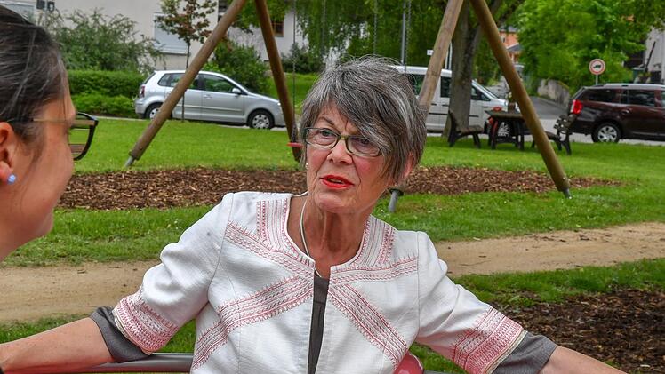 Christel Klötzscher und viele weitere Helfer engagieren sich für die Verschönerung der Meedensdorfer Ortsmitte.Ronald Rinklef