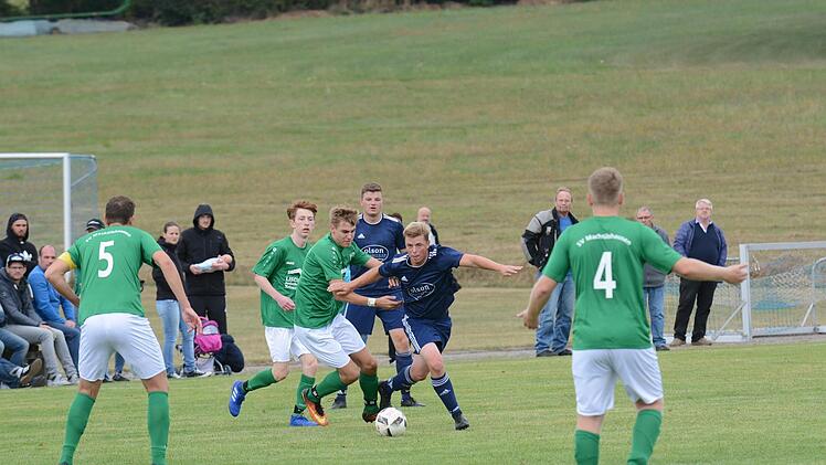 Oberleichtersbachs Dominik Marx (rechts) versucht, sich gegen zwei Machtilshausener Spieler (Niklas Bischof (links) und Leonhard Zink) durchzusetzen. Keinem der beiden Teams gelang ein Treffer, sodass die Rh&ouml;ner die Tabellenspitze verteidigen konnten. Foto: ssp