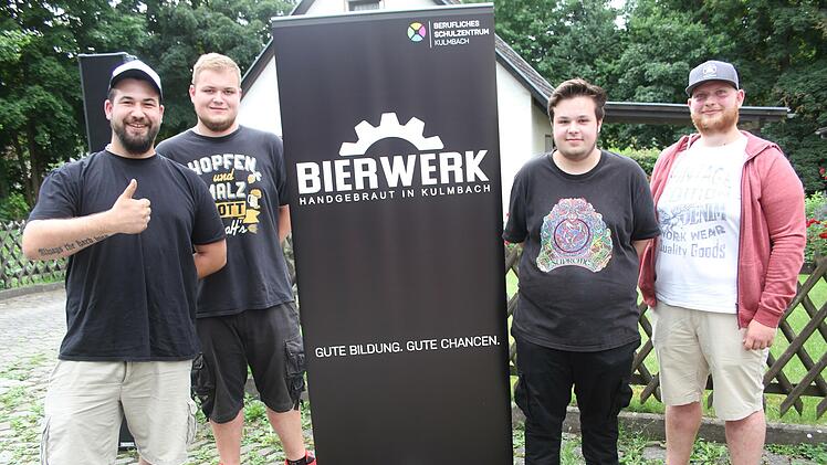 Megastolz und überglücklich: Die angehenden Brauer Mark Böhm, Max Beckert, Johannes Brügger und Yannick Herrmann genossen es, dass ihr Bier von den Ehrengästen genossen wurde. Auch die abgefüllten Fässer waren heiß begehrt.
