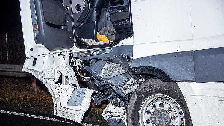 Nach Kollision mit Sattelzug: Person verstirbt noch an der Unfallstelle
