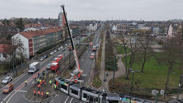 Stra&szlig;enbahn in D&uuml;sseldorf entgleist