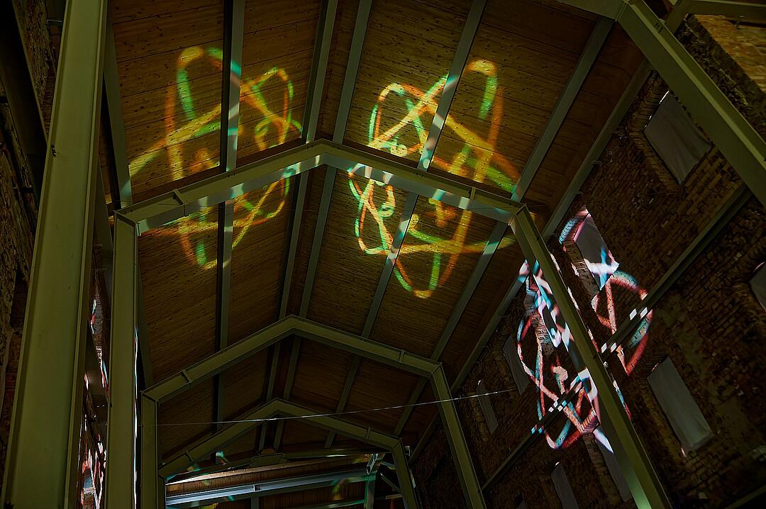 Eine magische Kulisse mit effektvoll platzierter Lichtkunst.