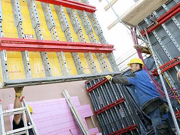 Der Neubau wächst allmählich in die Höhe. Derzeit werden Verschalungen für die Betonwände montiert. Fotos: Matthias Hoch