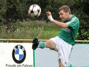 In Bedrängnis muss man auch mal den Ball beherzt wegschlagen: Felix Dorn vom SV Riedenberg. Foto: Hopf