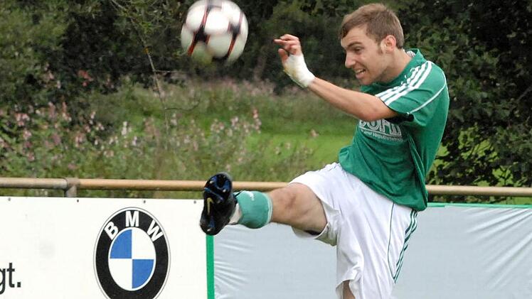 In Bedrängnis muss man auch mal den Ball beherzt wegschlagen: Felix Dorn vom SV Riedenberg. Foto: Hopf