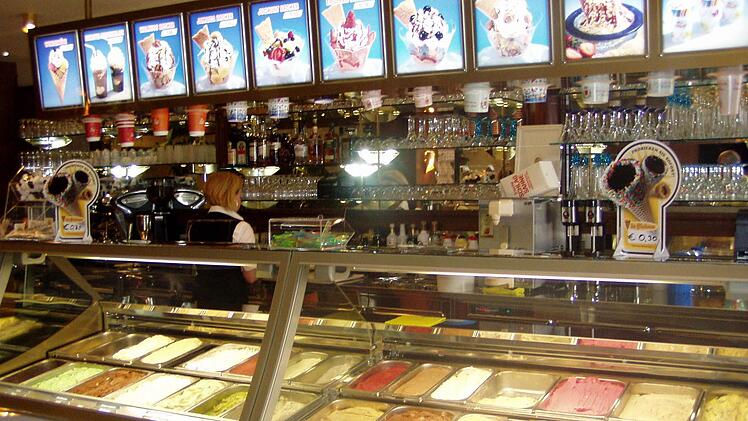 Die Qual der Wahl. Unter vielen Eissorten von Aprikose bis Zitrone kann der Kunde wählen. Fotos: Wolfgang Ortloff