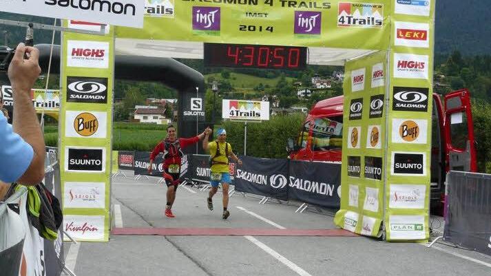 Alexander Eckert beim Zieleinlauf am zweiten Tag mit dem Laufpartner des Tages in Imst in Österreich.